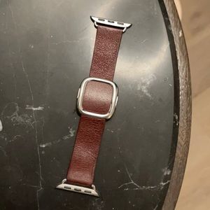 Apple garnet modern buckle size small